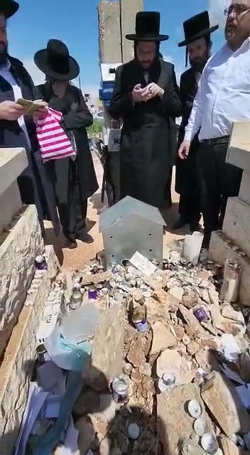 הגרי"מ דרוק הגיע לקבר מרן לאחר שלא זכה להגיע להלוויה